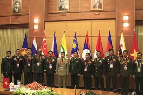 Đại tướng Phùng Quang Thanh tiếp Đoàn Tư lệnh Lục quân các nước ASEAN - ảnh 1
